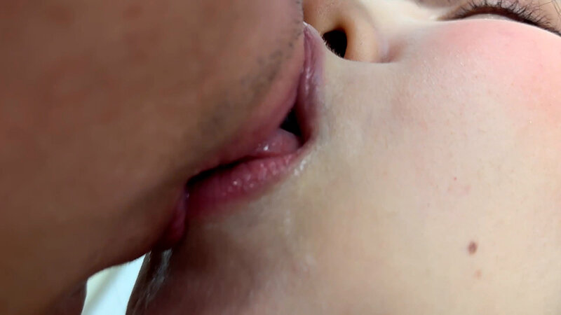 「素人お姉さんにナンパでキス・接吻をお願い！食品工場事務員みりなちゃんの甘い唇体験」のサンプル画像12枚目