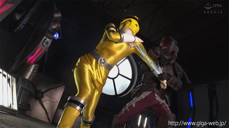 「泉りおんが女戦士に変身！ヒロインピンチで絶体絶命の戦隊バトルアクション」のサンプル画像18枚目