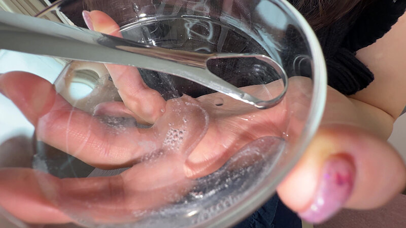 「【原美織】素人お姉さんをナンパ!個人撮影で魅せる舌ブラシ汚舌苔採取の衝撃映像」のサンプル画像10枚目