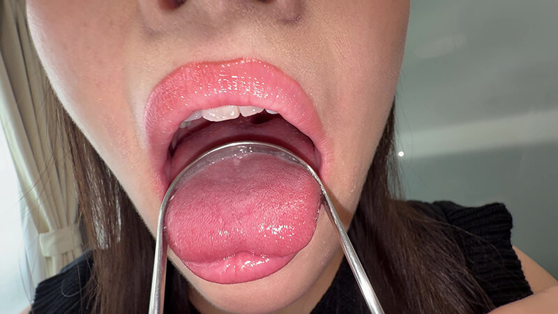 「【原美織】素人お姉さんをナンパ!個人撮影で魅せる舌ブラシ汚舌苔採取の衝撃映像」のサンプル画像12枚目