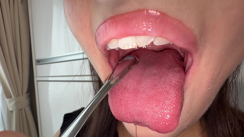 「【原美織】素人お姉さんをナンパ!個人撮影で魅せる舌ブラシ汚舌苔採取の衝撃映像」のサンプル画像6枚目