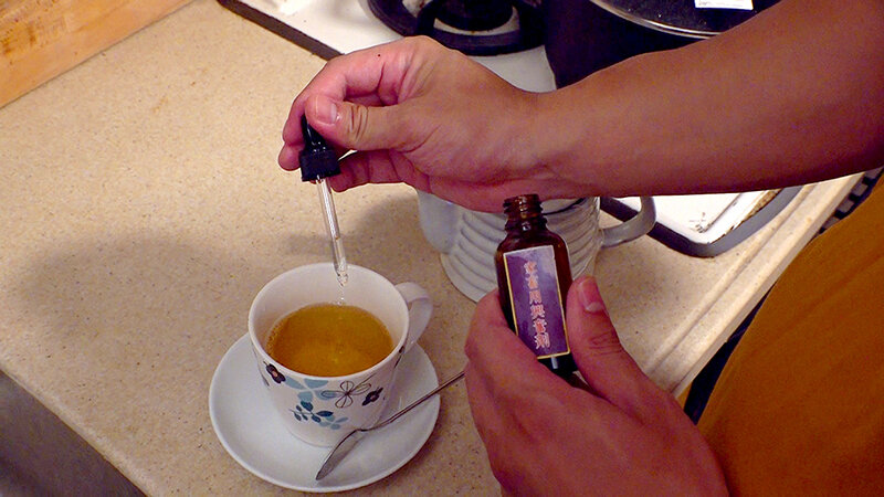 「天馬ゆいのパイパンNTR作品！汗だく中出しで親友の彼女を寝取る濃厚プレイ」のサンプル画像2枚目