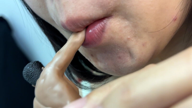 「ピチャピチャASMRしてくれる女子が唾液たっぷり舐めまわしM男人形」のサンプル画像17枚目