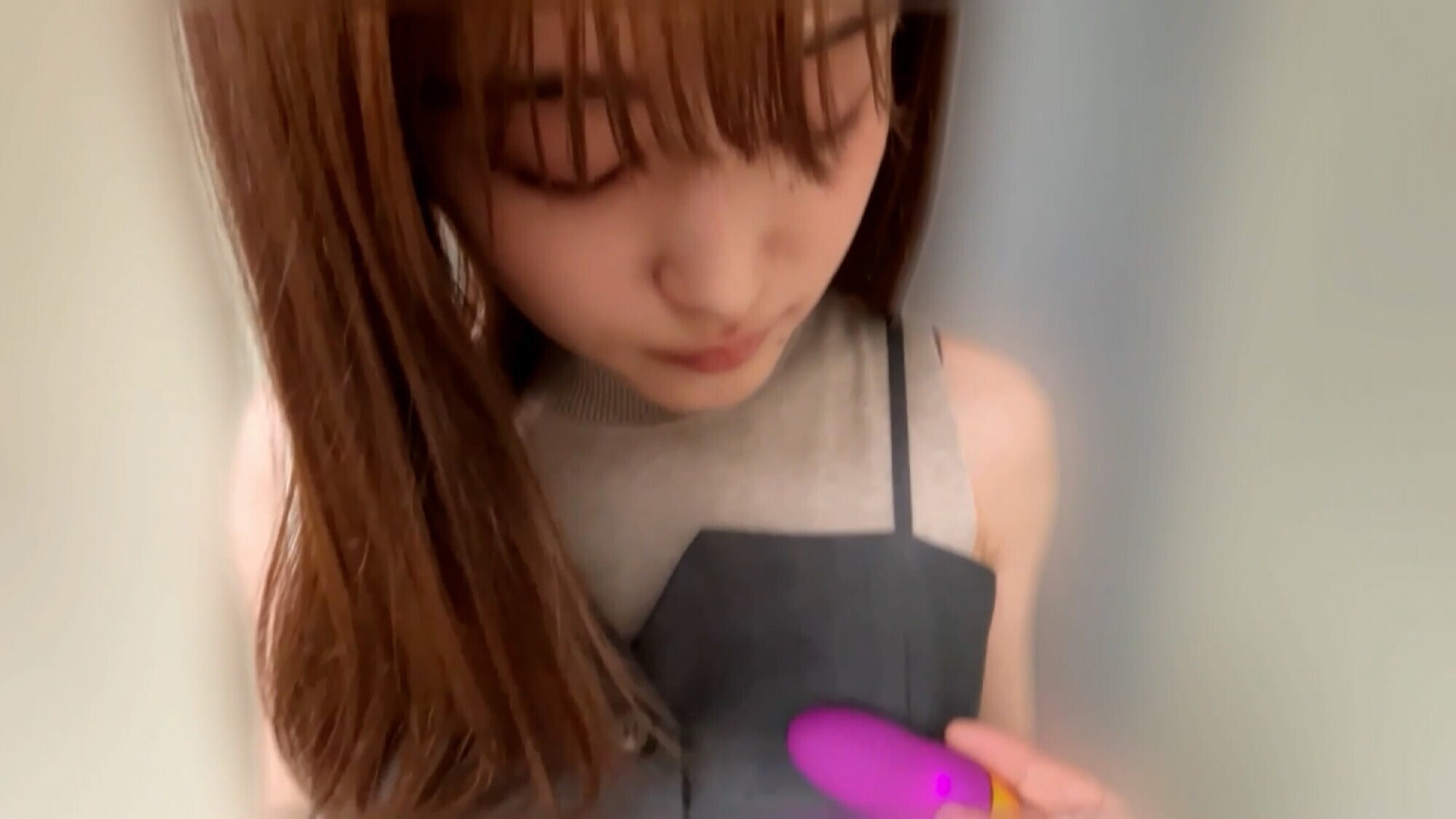 「高城なぎさちゃんとリモバイ散歩！街中で絶頂恥辱プレイ！」のサンプル画像2枚目