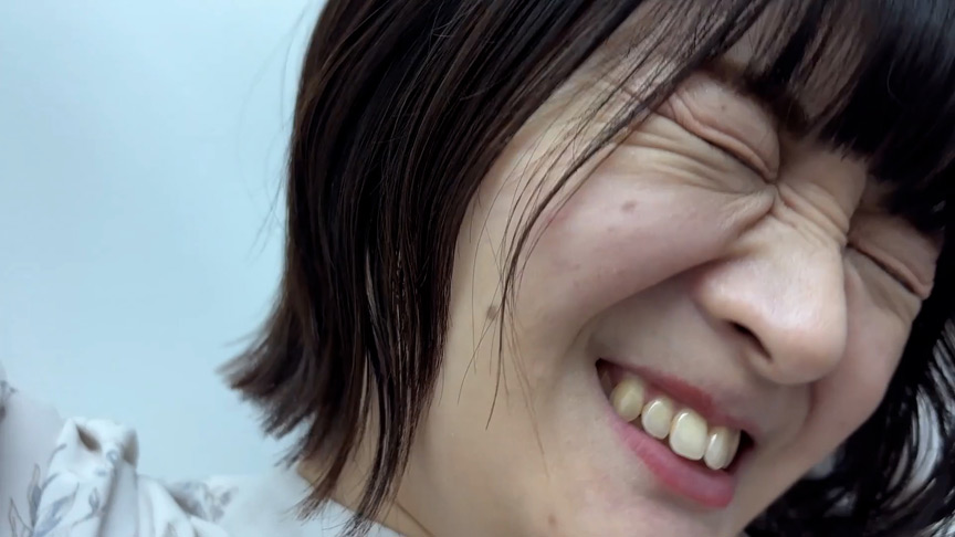 「【素人ナンパ】飲食店アルバイト美女みこちゃんのくすぐり体験動画｜街角企画で悶絶リアクション」のサンプル画像4枚目