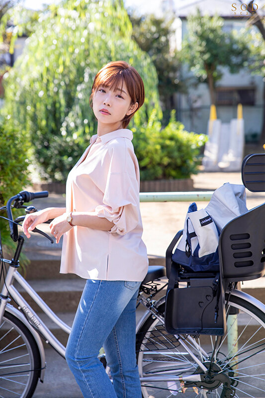 「紗倉まな 人妻の不倫NTR中出しセックス|ママチャリ妻が保育園送迎の合間にコーチと寝取られ」のサンプル画像2枚目