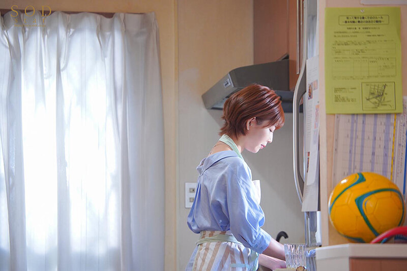 「紗倉まな 人妻の不倫NTR中出しセックス|ママチャリ妻が保育園送迎の合間にコーチと寝取られ」のサンプル画像4枚目