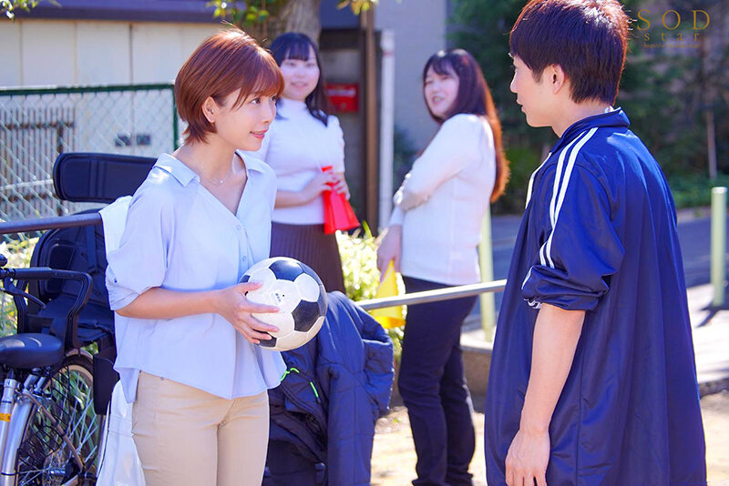 「紗倉まな 人妻の不倫NTR中出しセックス|ママチャリ妻が保育園送迎の合間にコーチと寝取られ」のサンプル画像5枚目