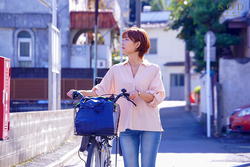 「紗倉まな 人妻の不倫NTR中出しセックス|ママチャリ妻が保育園送迎の合間にコーチと寝取られ」のサンプル画像6枚目