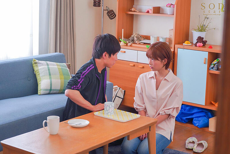 「紗倉まな 人妻の不倫NTR中出しセックス|ママチャリ妻が保育園送迎の合間にコーチと寝取られ」のサンプル画像7枚目