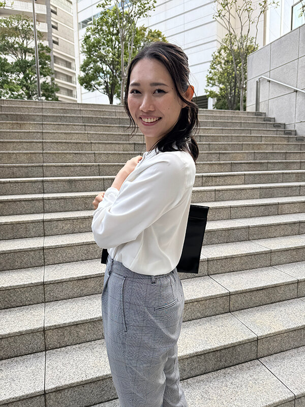 「三池小春の美尻が堪らない！同僚OLを口説き落とす尻フェチ必見のオフィスラブ作品」のサムネイル