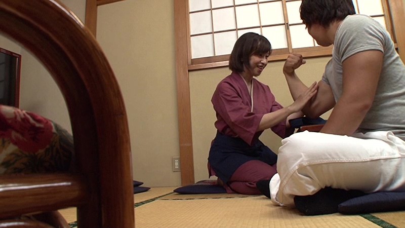 「【熟女】制服パート美人おばさんが年下バイト君と休憩中に2人きり！職場で秘密の関係に発展」のサンプル画像11枚目