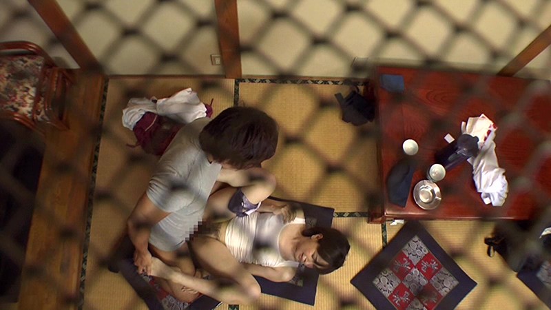 「【熟女】制服パート美人おばさんが年下バイト君と休憩中に2人きり！職場で秘密の関係に発展」のサンプル画像13枚目