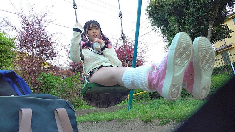 「皆瀬あかり 制服女子校生が大量潮吹き&お漏らし連発!痴女JKの過激プレイ動画」のサンプル画像2枚目