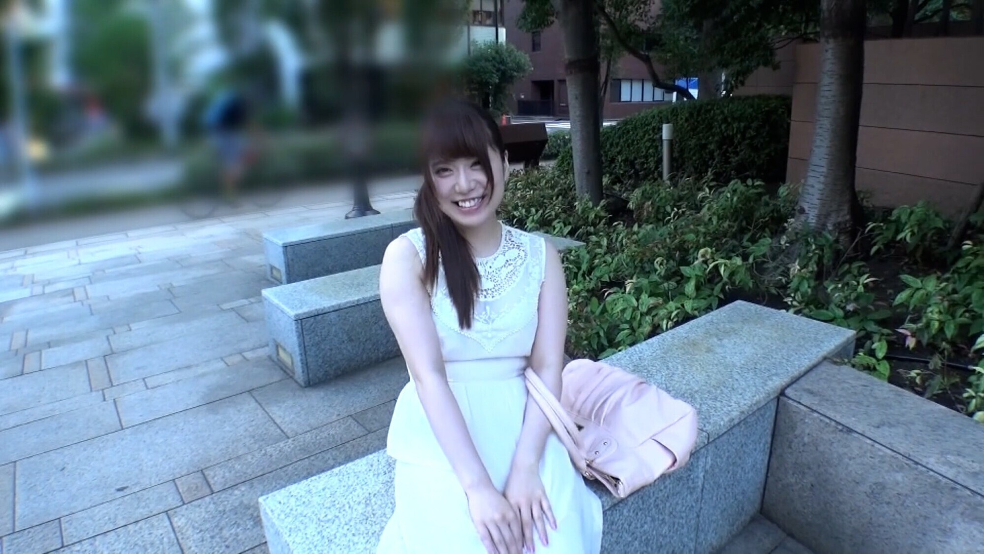 「昼下がりの公園でひとりご機嫌なお姉さんをお持ち帰り！？ヤリタイ盛りの好きモノ娘とノリパコ淫乱FUCK！」のサムネイル