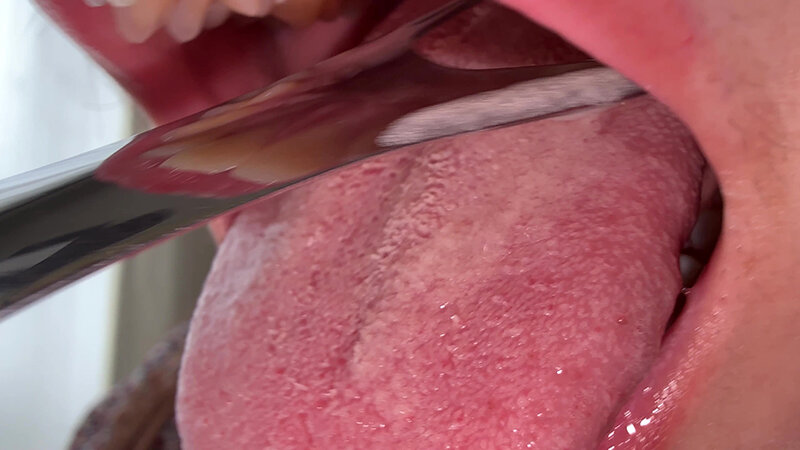 「【水月みお】美人お姉さんを街頭ナンパ！素人感あふれる個人撮影で魅せる舌ブラシ体験」のサンプル画像11枚目