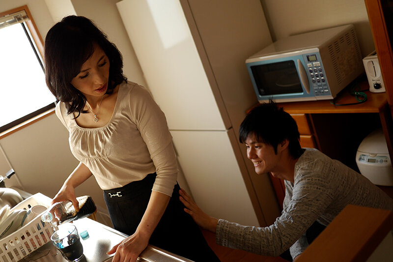 「【熟女】五十路六十路の母親とリビングで禁断の昼下がり中出しセックス【近親相姦・人妻】」のサムネイル