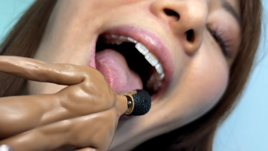 「【素人】れなちゃんの唾液たっぷり舐め奉仕プレイ【M男向け】痴女テクニックで人形を責める」のサンプル画像4枚目