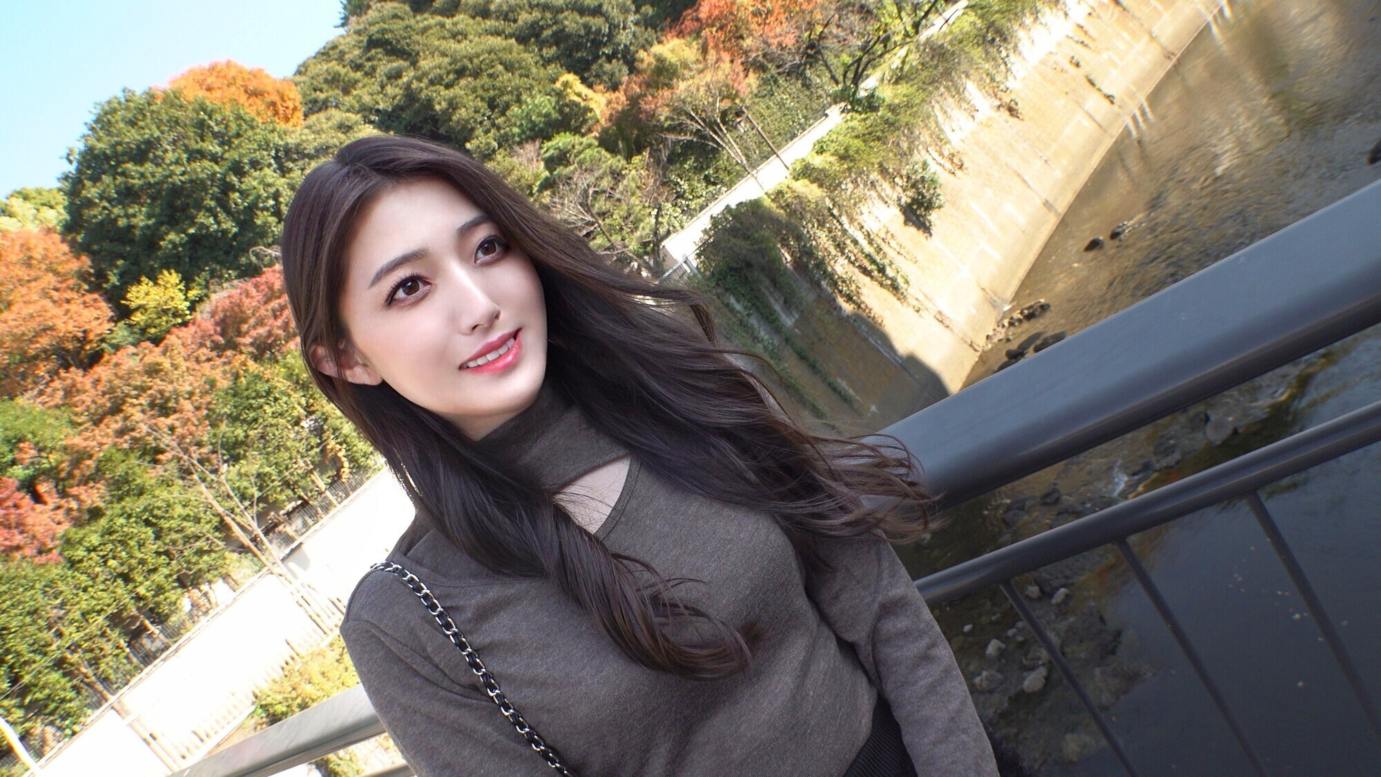 「数年前までお天気お姉さんとして活躍していた人妻 普通の生活に憧れて引退したが刺激が無くてストレスMAX!若い時を思い出す為のドスケベ中出しSEX」のサンプル画像3枚目