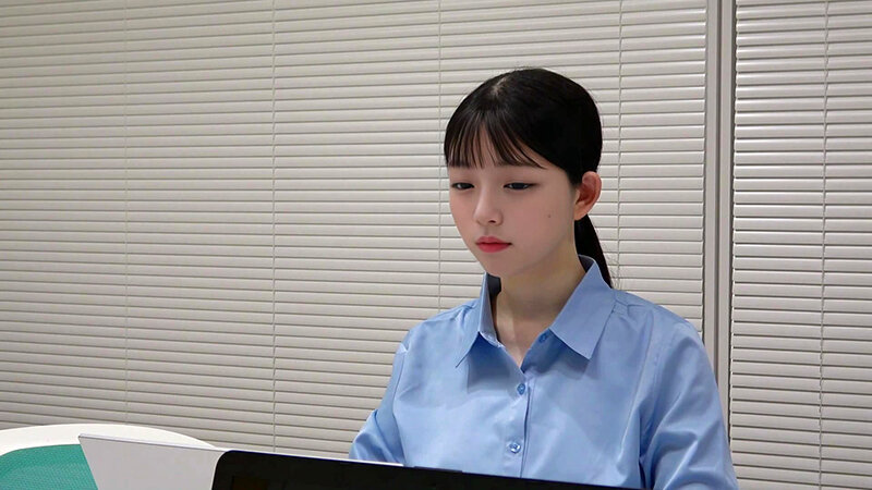 「【素人】デリヘルで同僚と遭遇！真面目な美乳女教師が90分のサービスでまさかの展開に」のサンプル画像1枚目