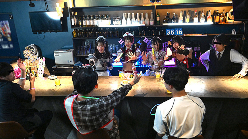 「【素人企画】地雷系コンカフェ店員たちと店長公認パーティで乱交プレイ【泥酔キメセク】」のサムネイル