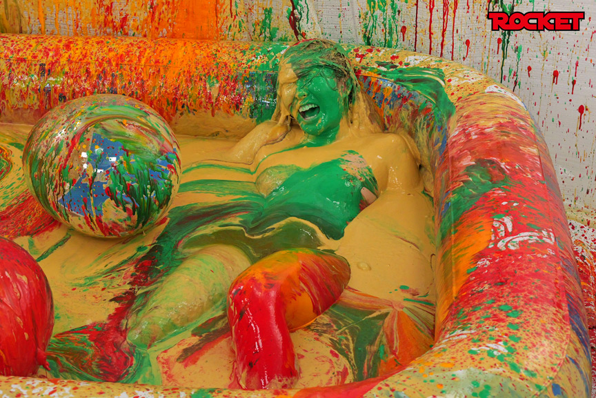 「幾野まち・赤城穂波ら4人がウェット＆メッシー体験！どろんこプールで濡れ場バラエティ企画」のサンプル画像14枚目