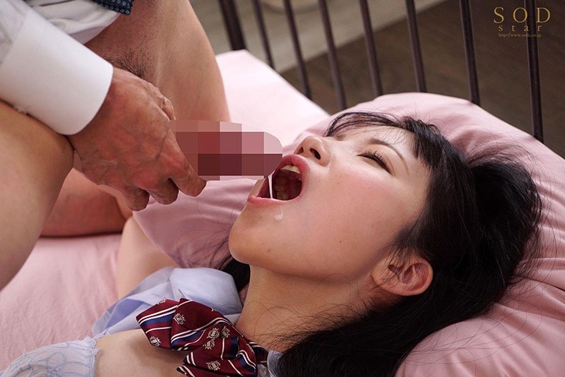 「朝田ひまり 18歳美少女グラドルの初体験デビュー作｜パイパン巨乳の小柄ボディに巨根挿入」のサンプル画像10枚目