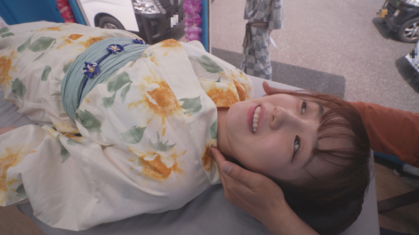 「【素人カップル】マジックミラー号で浴衣美女が彼氏の前で感じまくる夏祭りエステ体験」のサンプル画像2枚目