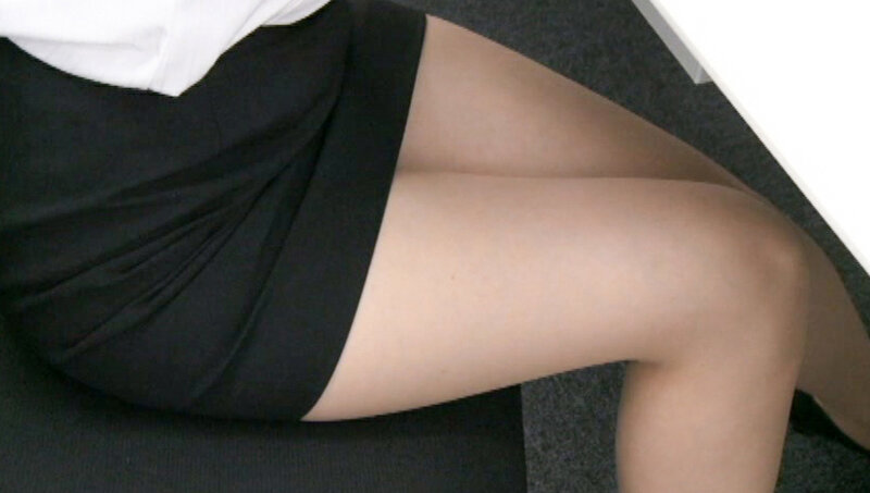 「【素人OL】オフィス制服ミニスカパンスト美脚フェチ動画|セクシー脚線美に興奮必至の脚フェチ作品」のサンプル画像1枚目