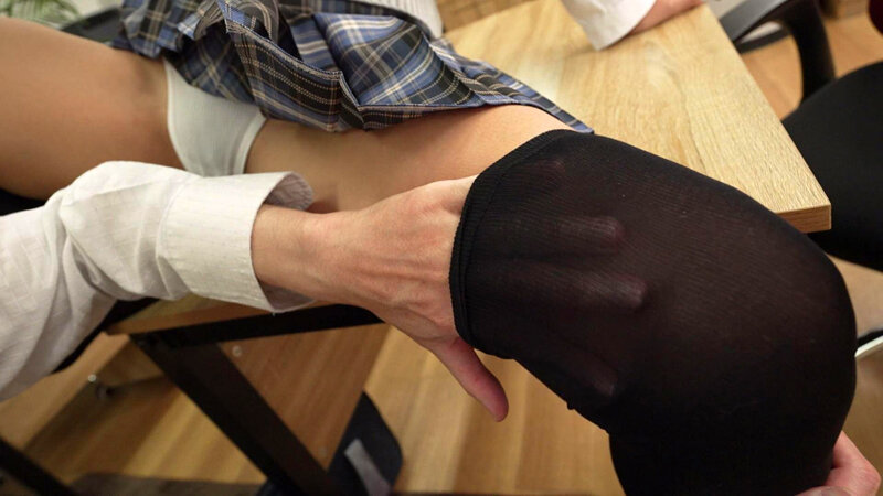 「木下ひまり・北岡果林・皆月ひかるのニーソ女子校生が絶対領域で足コキ!尻フェチ脚フェチ必見」のサンプル画像6枚目