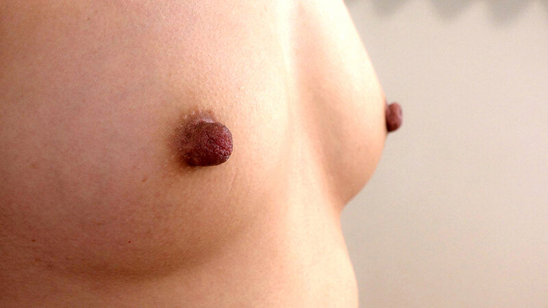 「【素人熟女】巨乳巨尻の人妻が羞恥オナニーを披露！全身接写で魅せる熟女ヌード映像」のサンプル画像19枚目