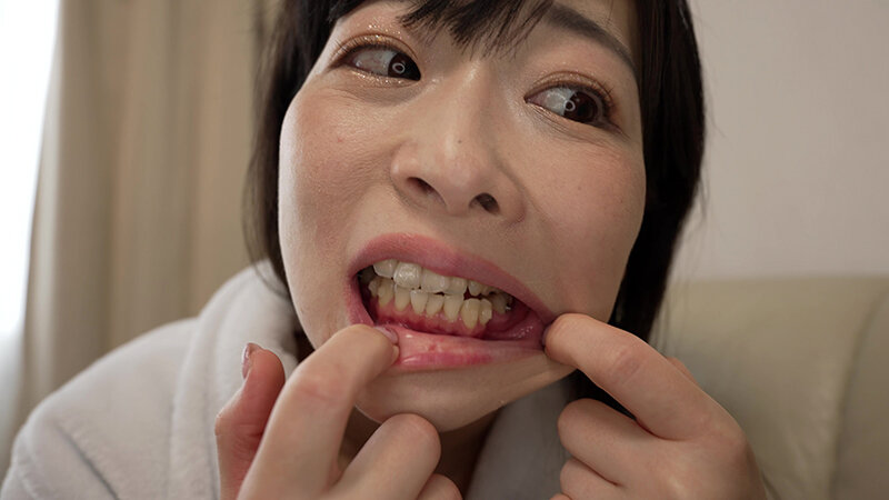 「【原美織】素人お姉さんをナンパ!変態男の舌フェチリクエストに応える個人撮影動画」のサンプル画像14枚目