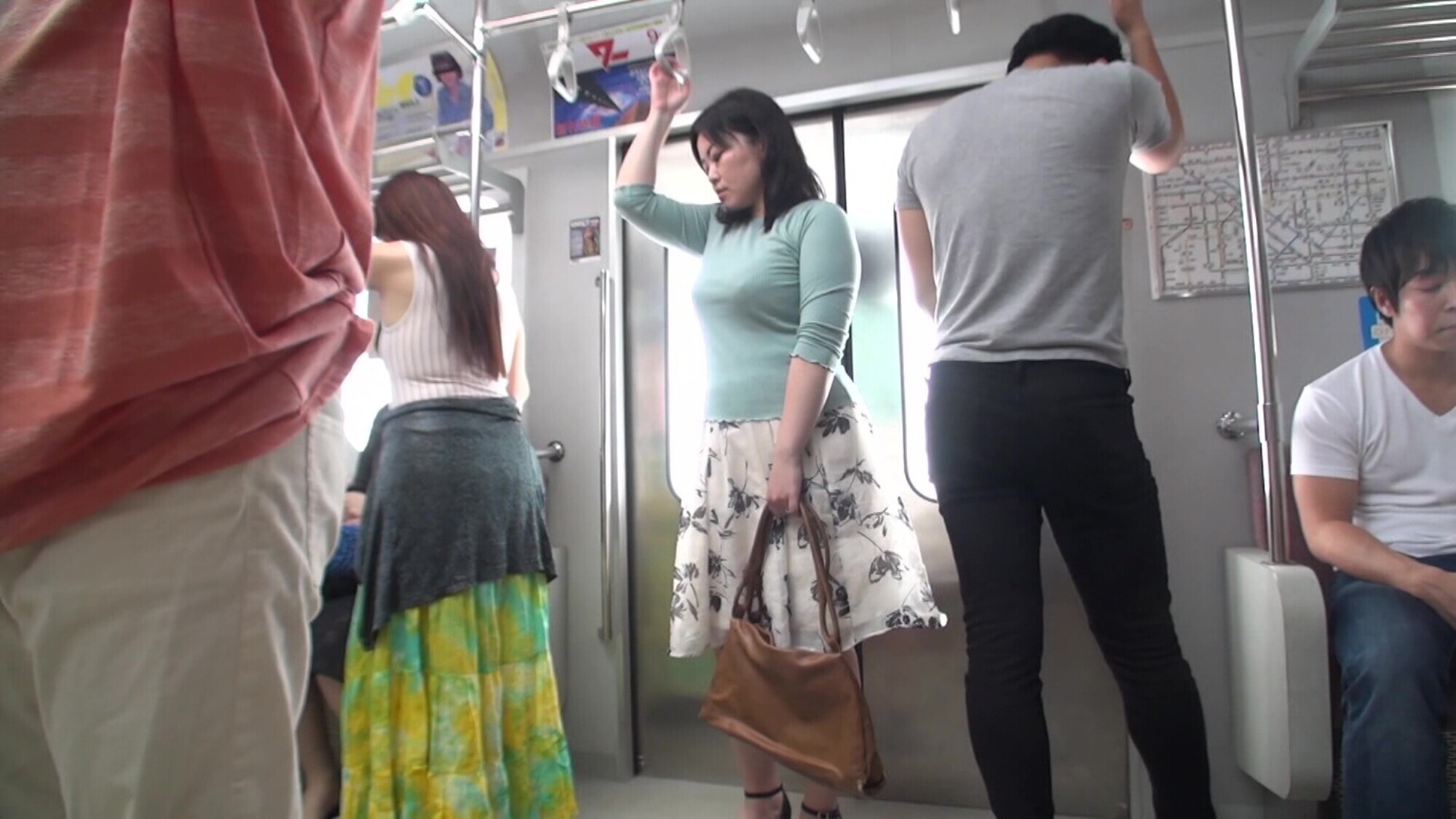 「ややぽちゃ巨乳主婦にイタズラしてその気にさせる！」のサムネイル