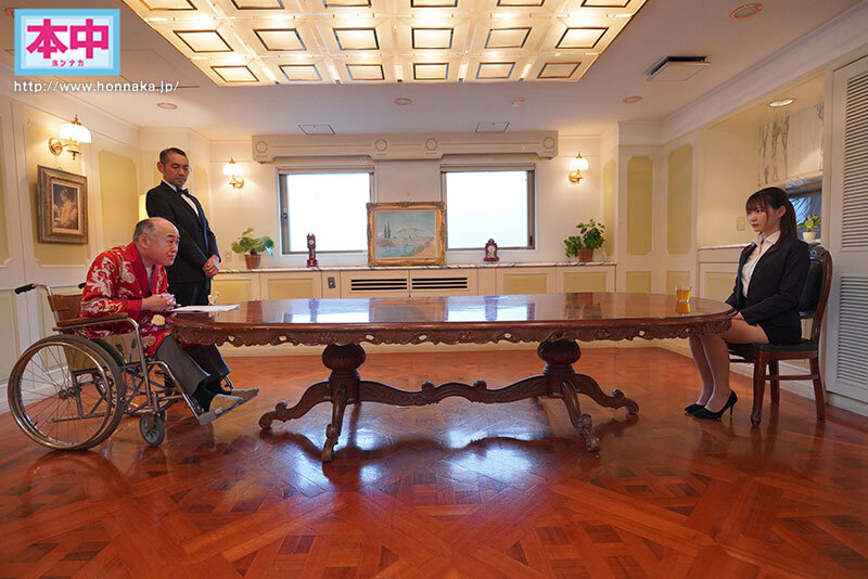 「美谷朱里が競泳水着コスプレで3P・4Pご奉仕！美人お姉さんインストラクターの辱め調教」のサムネイル