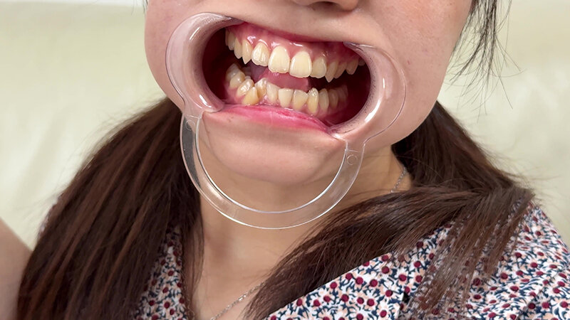 「【水月みお】素人お姉さんをナンパ！初めての喉奥体験と舌・八重歯観察の個人撮影動画」のサンプル画像18枚目