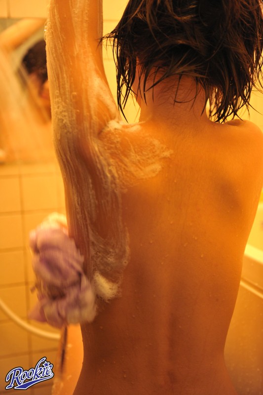 「素人美女の無防備パンチラ盗撮映像｜巨乳×美尻フェチ必見のドキドキのぞき撮り」のサンプル画像2枚目