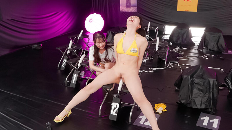 「望月つぼみ・皆月ひかる出演!電マ&バイブで潮吹きアクメ連発の羞恥イスゲーム完全版」のサンプル画像2枚目