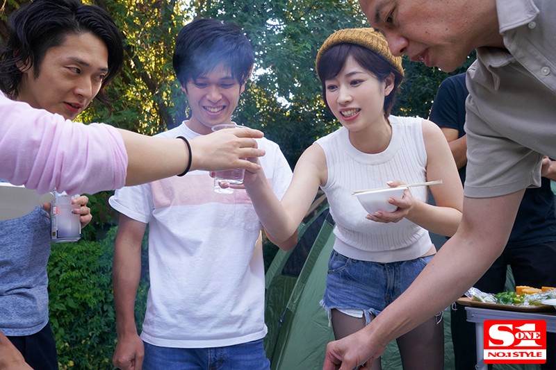 「奥田咲が魅せる巨乳人妻NTR作品！キャンプで寝取られる3P濃厚プレイ」のサムネイル