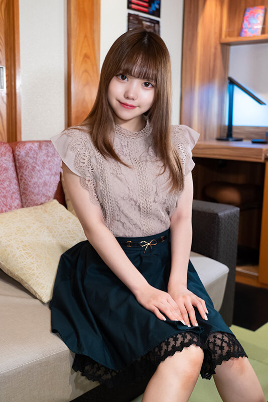 「【素人女子大生まゆ】巨乳女子校生風の小動物系美少女がフェラ＆中出しで乱れる濃厚SEX」のサムネイル