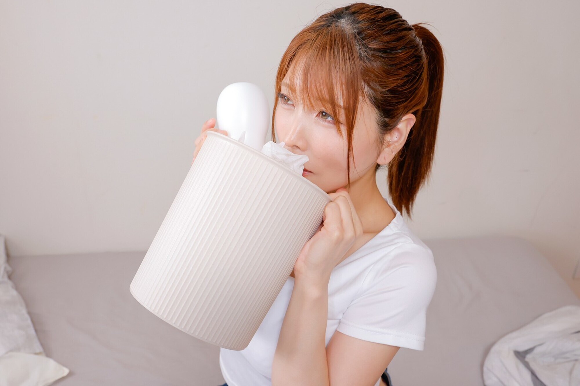 「「二人だけの秘密ね...」せんずり臭い父子家庭の家族全員をデカ尻で誘惑!声が出せない状況で膣内搾精するヤリマン家政婦」のサンプル画像4枚目