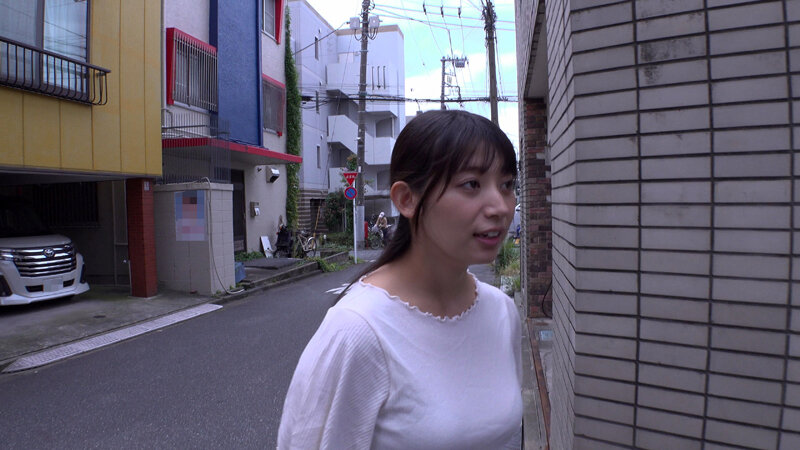 「【素人ナンパ】恥ずかしがる美女に無理やりクンニ！我慢できずお漏らし放尿してしまう素人娘」のサムネイル