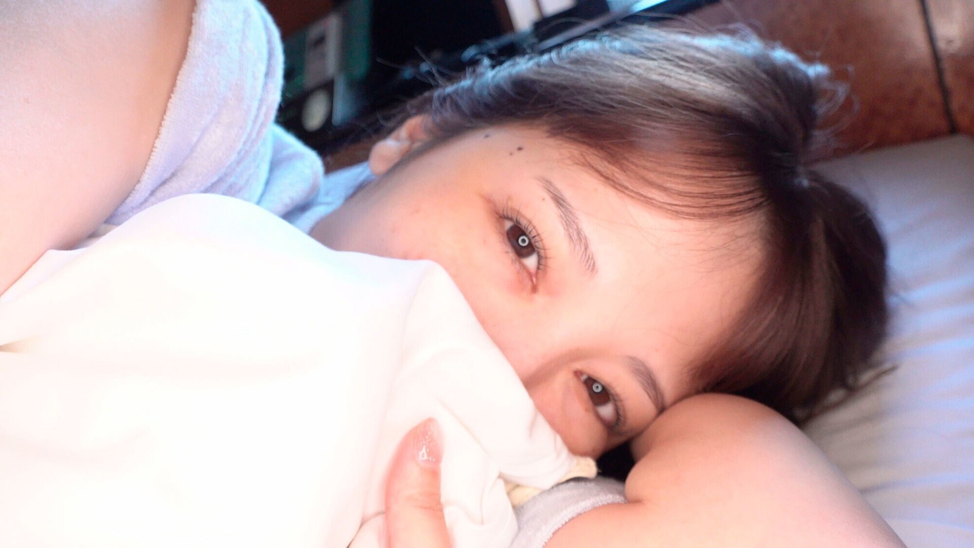 「自宅で潮吹きしたくないからラブホで思いっきり潮吹きしたい！人妻セフレ友田彩也香と夜から朝にかけて1泊2日のイチャびちゃ不倫デート」のサンプル画像14枚目
