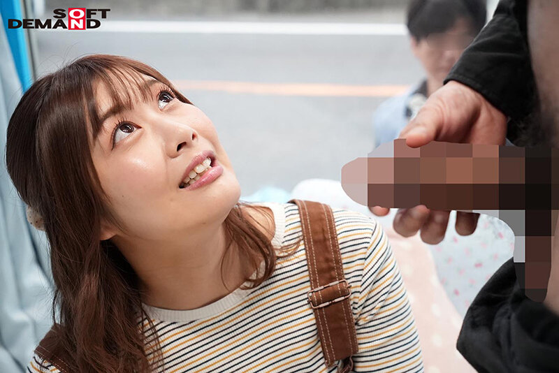 「【素人人妻】デカチン見せつけられた子持ちママが旦那の前でNTR騎乗位!欲求不満妻が中出し不倫」のサンプル画像4枚目