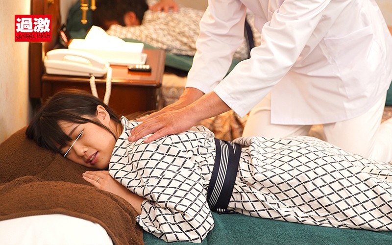 「【NTR】巨乳人妻がマッサージ中に夫の隣で声を殺して絶頂する寝取られ動画」のサンプル画像15枚目