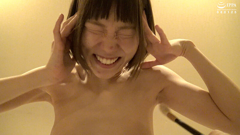 「白戸はつみのくすぐりプレイ動画｜美少女M女が筆と指で悶絶する激弱反応がたまらない」のサンプル画像4枚目