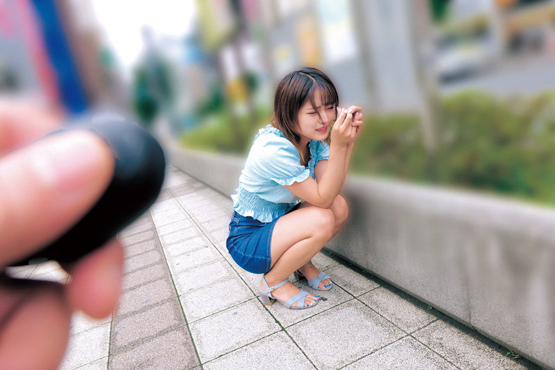 「美少女女子大生みつきちゃんの野外露出羞恥プレイ!興奮の中出し体験ドキュメント」のサムネイル