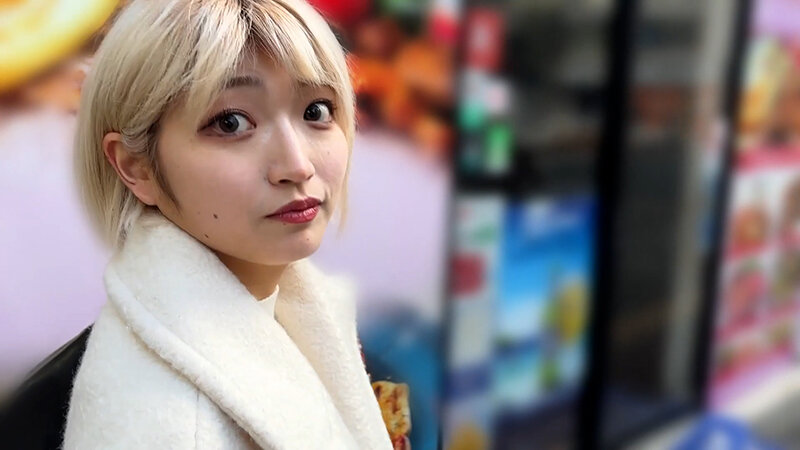 「【素人ナンパ】美容部員お姉さんがM男のお願いに応じてワキ舐め許可する衝撃映像」のサムネイル