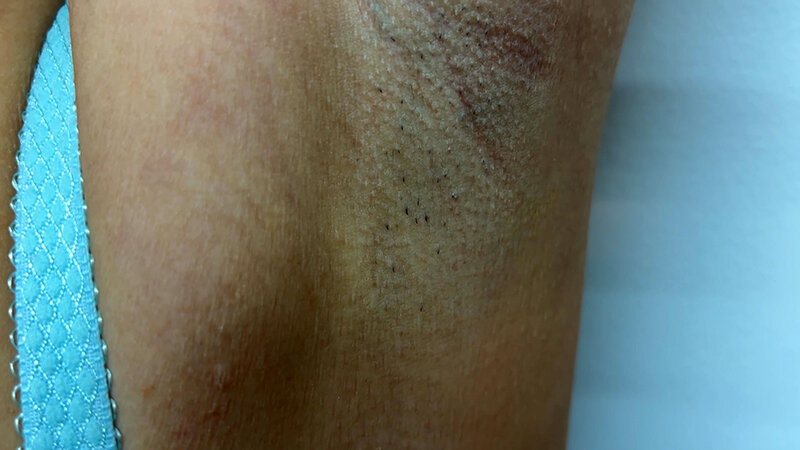 「【素人ナンパ】美容部員お姉さんがM男のお願いに応じてワキ舐め許可する衝撃映像」のサンプル画像14枚目