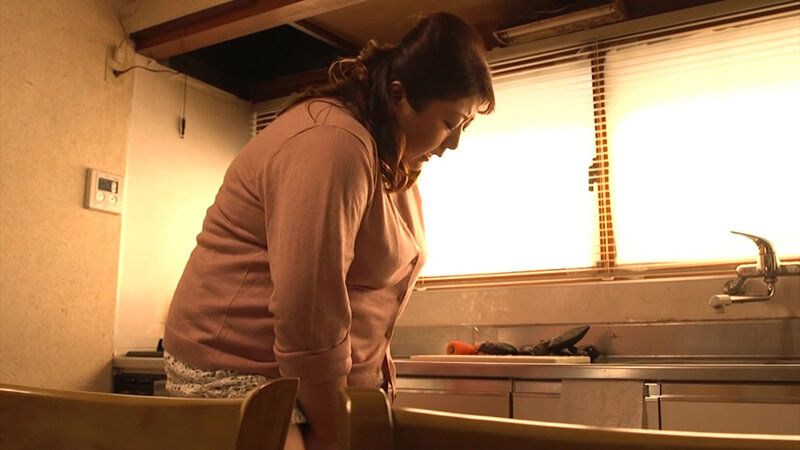 「【加賀美涼子】巨乳巨尻の四十路熟女お母さんがフェラとオナニーで魅せる近親相姦動画」のサンプル画像2枚目