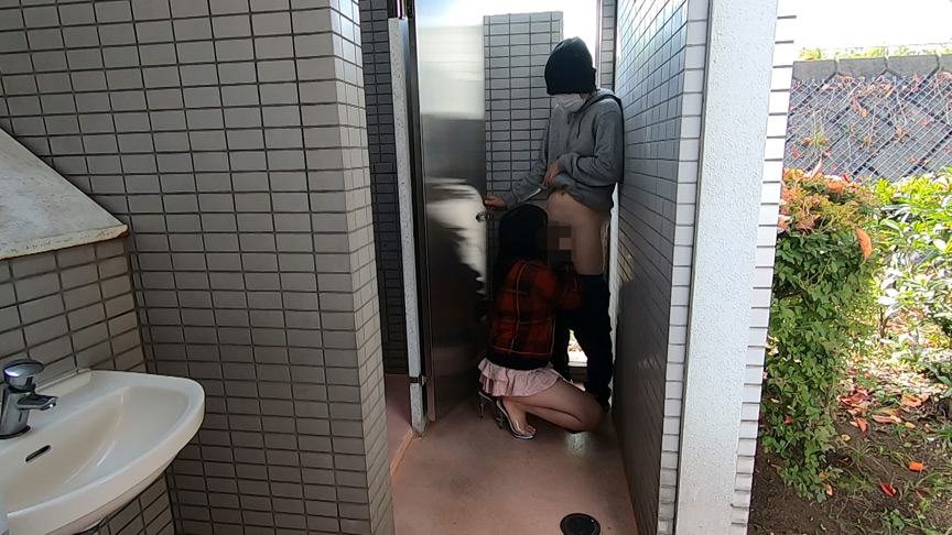 「【素人】【野外プレイ】スリル満点の屋外フェラ＆本番特集vol.2｜露出好き必見の興奮映像」のサンプル画像6枚目